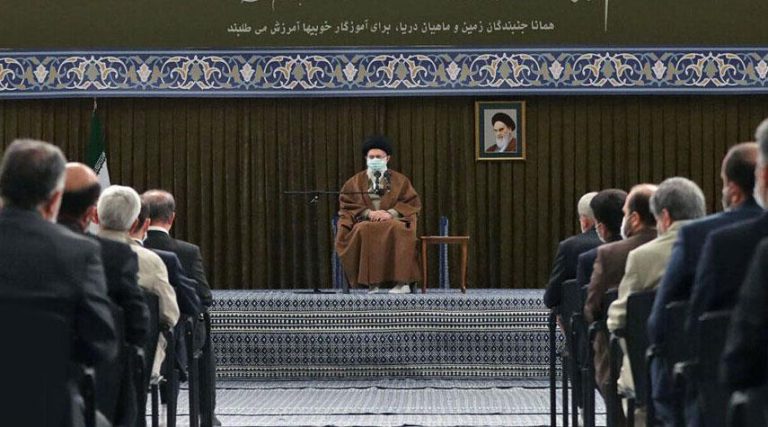 آية الله الخامنئي: 12 عاماً من التعليم للتلاميذ يشكل أكبر فرصة لمأسسة أهداف الثورة