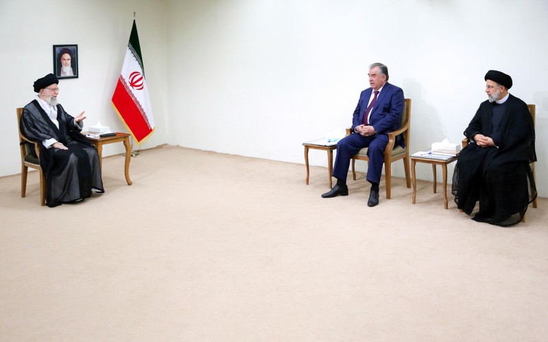 الإمام الخامنئي في لقاء مع رئيس جمهوريّة طاجيكستان والوفد المرافق