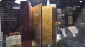 عرض نسخة نادرة مذهبة من القرآن في معرض أبوظبي للكتاب