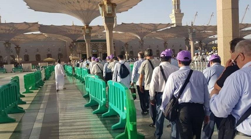 الحجاج الايرانيون يؤدون صلاة الجمعة بالمسجد النبوي الشريف