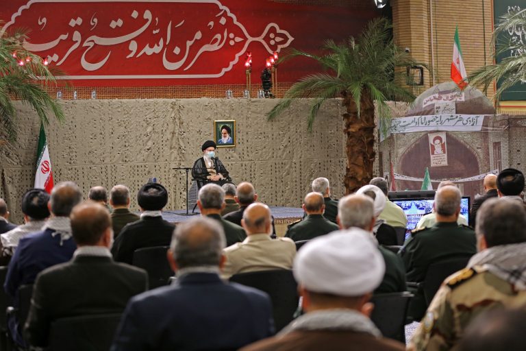 الإمام الخامنئي في لقاء مع جمع من الرعيل الأول لقادة ومجاهدي «الدفاع المقدس»