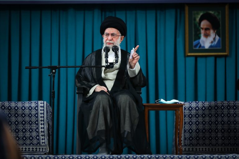 تأكيد الإمام الخامنئي دور نخب العالم الإسلامي في تحقيق الوحدة العملية