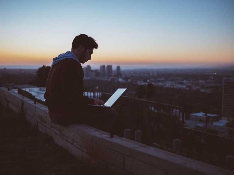 الاكتئاب الإلكتروني لدى المراهقين