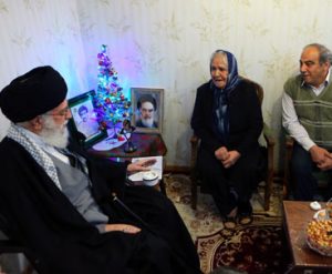 زيارة سماحة قائد الثورة الإسلامية لعائلة الشهيد الآشوري روبرت لازار