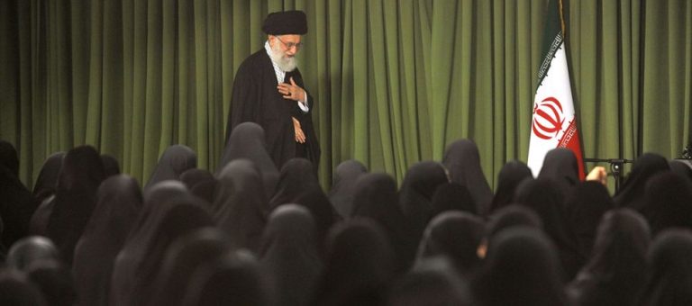مع الإمام الخامنئيّ: تقدّم النساء ببركة الزهراء