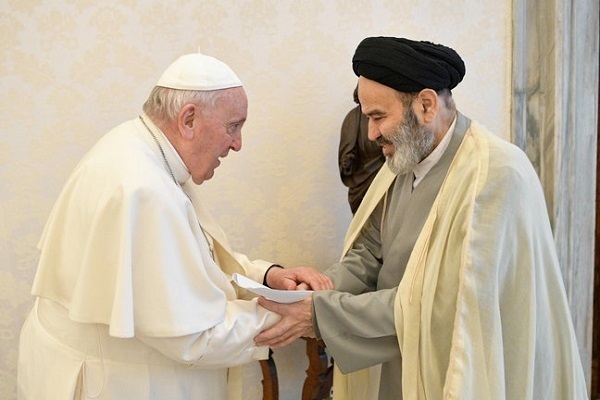بابا الفاتيكان يستقبل رئيس جامعة الأديان والمذاهب في إیران