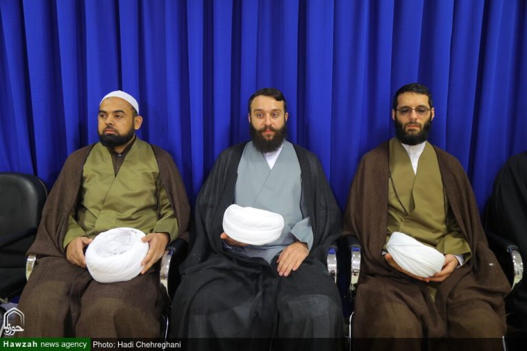 طلاب العلوم الدينية يعتمرون العمامة في ذكرى ولادة الإمام الحجة (عج) بقم المقدسة