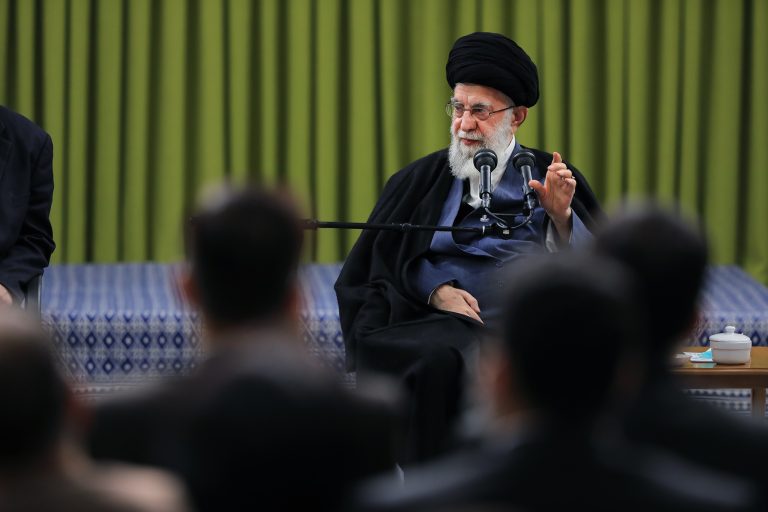 الإمام الخامنئي لدى لقائه الشعراء وأساتذة الأدب الفارسي