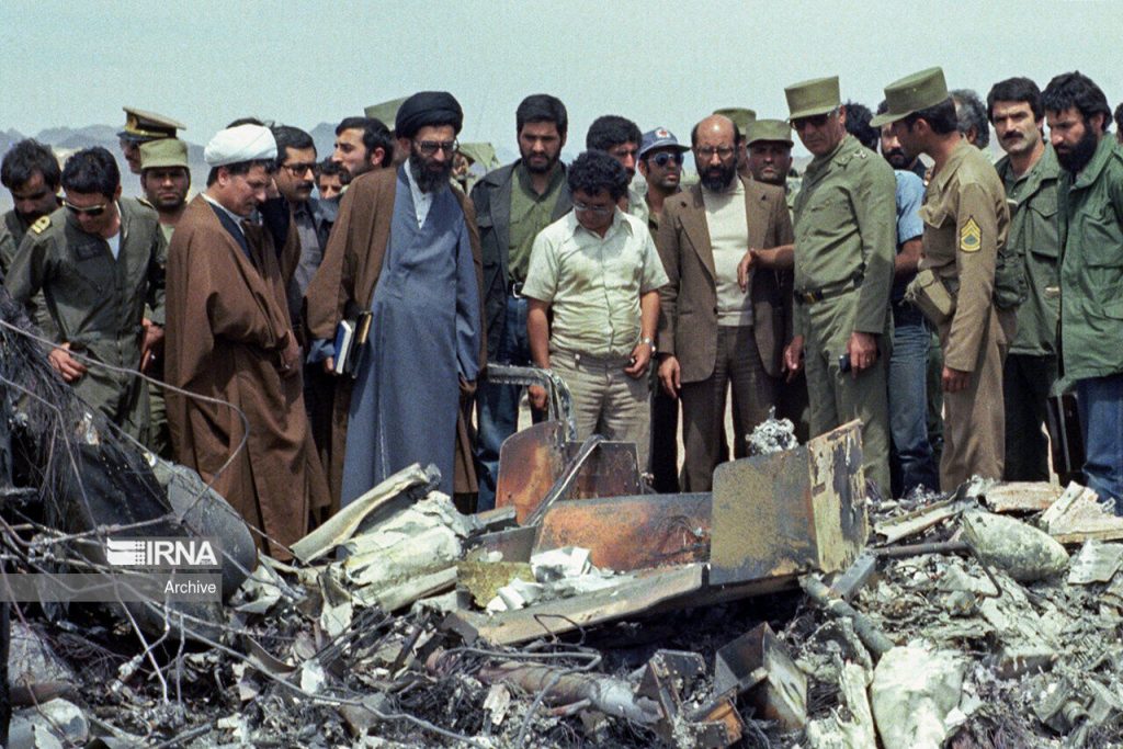 صور قديمة لقائد الثورة الاسلامية وهو يتفقد حطام الطائرات الاميركية في طبس