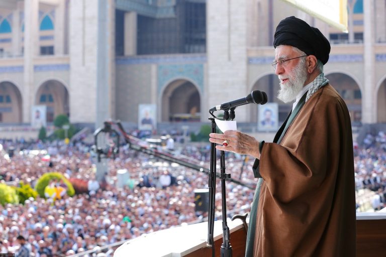 الإمام الخامنئي في خطبتي صلاة عيد الفطر