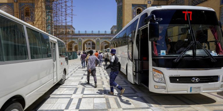 الأمانة العامة للعتبة العلوية المقدسة تقيم مأدبة غداء لموظفي النظافة بمناسبة عيد العمال