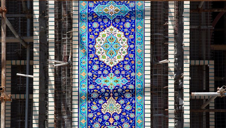 اكساء الواجهات والصحن الداخلي بالمرمر والكاشي الكربلائي.. شاهد وتعرف على مراحل العمل الحالية وموعد انجاز مقام التل الزينبي