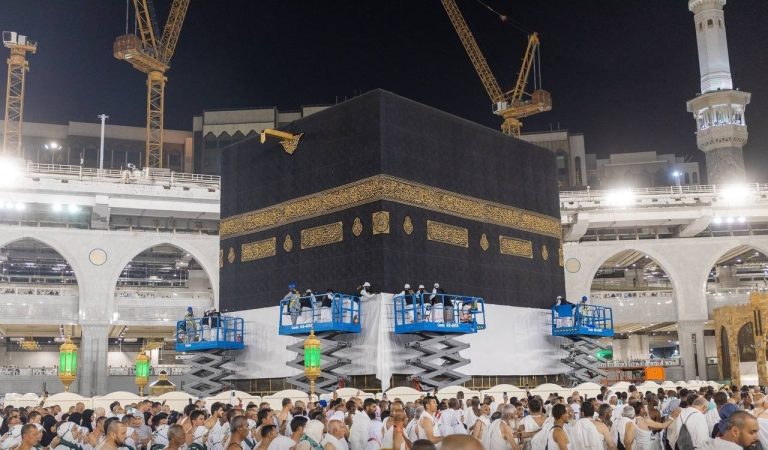 بالصور...رفع كسوة الكعبة المشرفة 3 أمتار استعداداً لموسم الحج