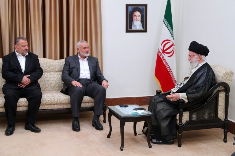الإمام الخامنئي في لقاء مع السيد إسماعيل هنية والوفد المرافق