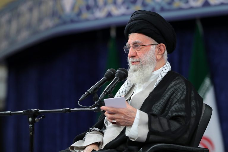 الإمام الخامنئي في لقاء مع المجموعة البحرية 86 التابعة للجيش وعائلاتهم