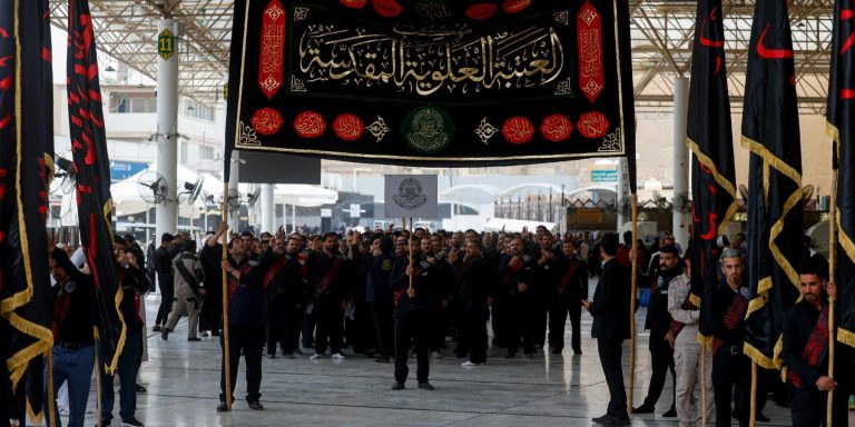 خدّام الحرم العلوي الطاهر يقدّمون آيات العزاء لأمير المؤمنين(عليه السلام) بذكرى استشهاد السيدة فاطمة الزهراء( عليها السلام)