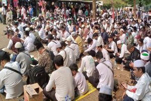 آلاف المسلمين الإندونيسيين يقرؤون القرآن ويصلون معاً من أجل فلسطين