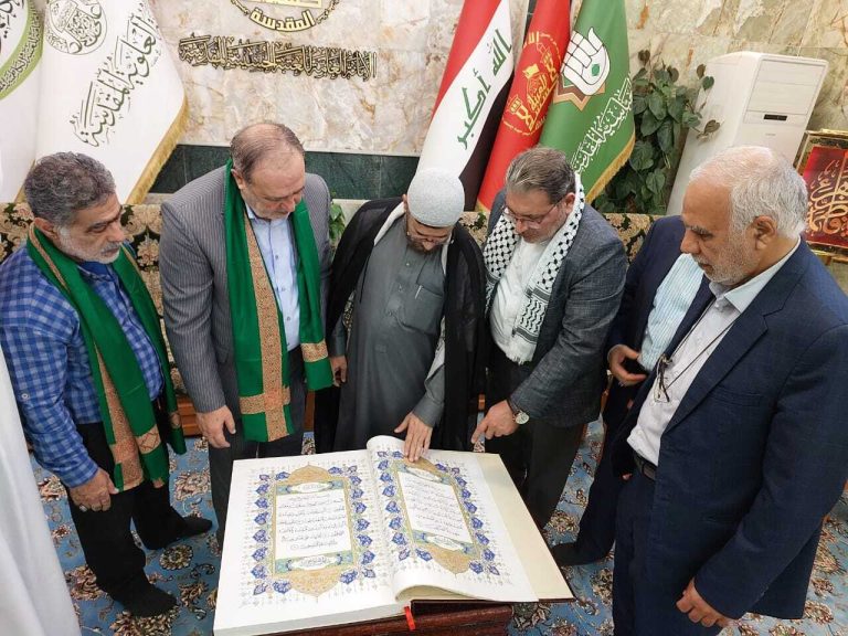 بالصور...خطاط إیراني يهدي نسخة خطية من المصحف الى العتبة الحسينية