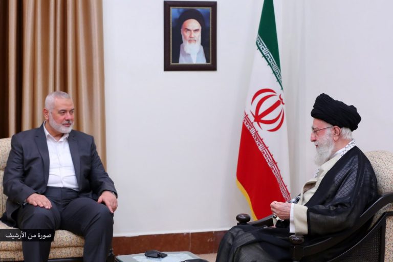 الإمام الخامنئي لدى لقائه الأخ إسماعيل هنية