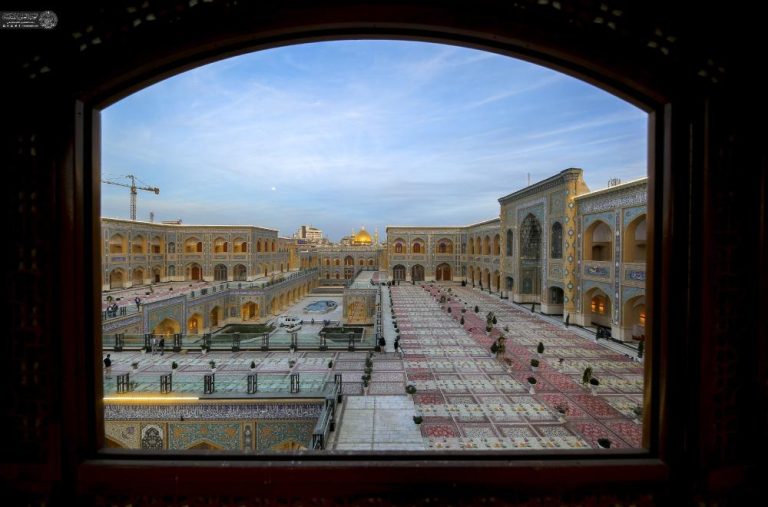 العتبة العلوية المقدسة تُقيم مأدبة طعام كبرى للزائرين في ليلة مولد أمير المؤمنين (ع)