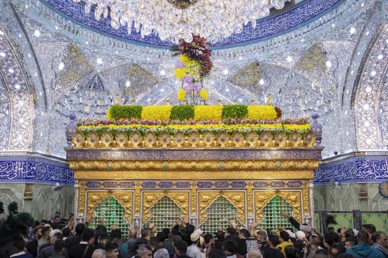 أكاليل الورد تزين شباك مرقد أبي الفضل العباس (عليه السلام) بمناسبة ولادة الإمام المهدوي (عج)