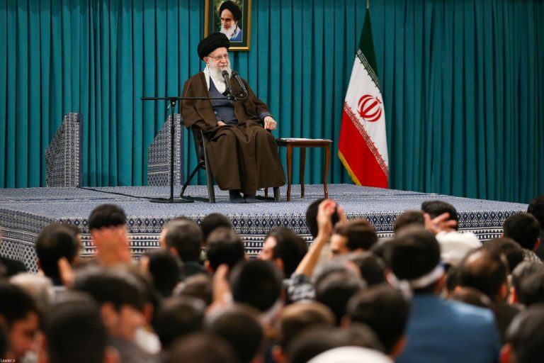 الإمام الخامنئي في لقاء جمع من المقترعین لأوّل مرّة وجمع من عائلات الشهداء