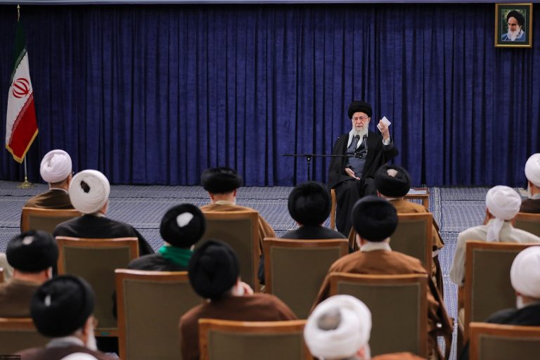 الإمام الخامنئي مشيراً إلى المجازر المرتكبة بحقّ أهالي غزّة