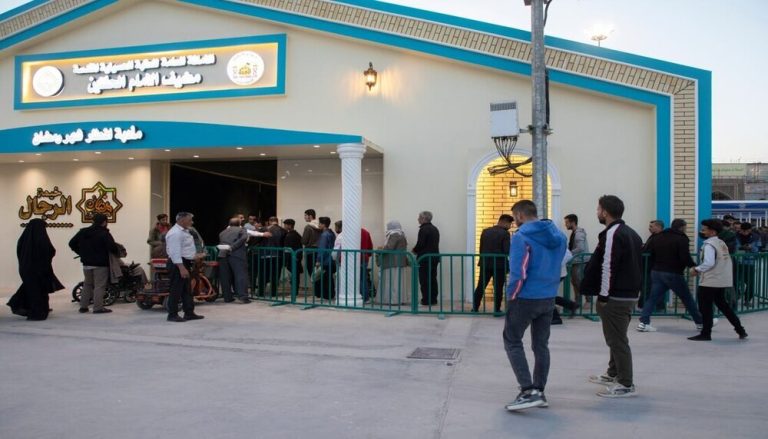 بالصور/ وجبات افطار جماعي تقدمها العتبة الحسينية للآلاف من الزائرين يوميا خلال شهر رمضان المبارك