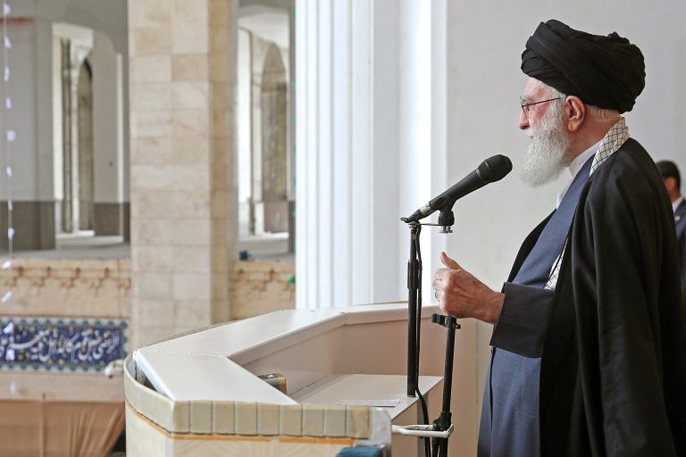 الإمام الخامنئي في خطبة صلاة عيد الفطر