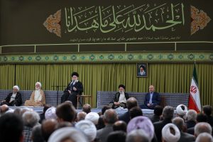 الإمام الخامنئي في لقاء مع جمع من المسؤولين الحكوميين وسفراء الدول الإسلامية