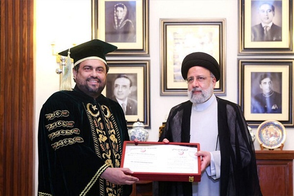 جامعة "كراتشي" الباكستانية تمنح الرئيس الإيراني شهادة دكتوراه فخرية