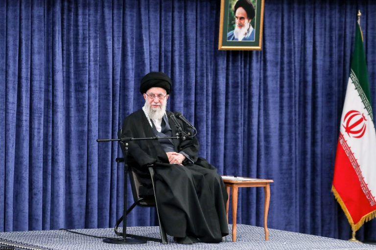 الإمام الخامنئي خلال لقائه مع مسؤولي البلاد