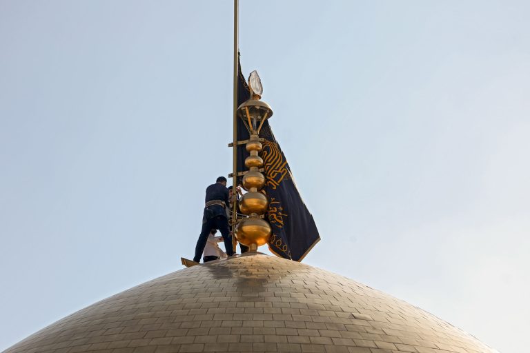 تقریر مصور .. استبدال راية قبة الحرم الرضوي الشريف بمناسبة الأيام الفاطمية