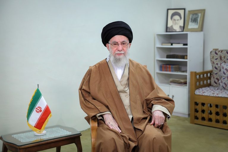 الإمام الخامنئي في نداء بمناسبة بدء العام 1404 هجري شمسي