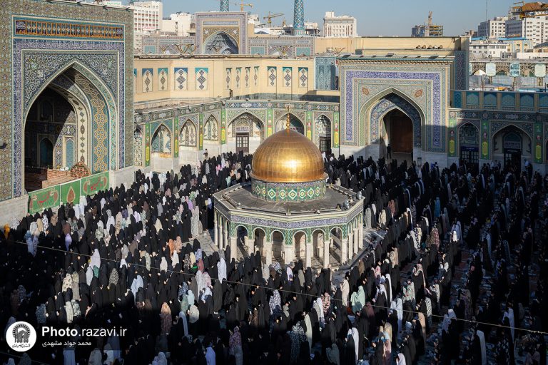 إقامة صلاة عید الفطر السعید في الحرم الرضوي الشریف