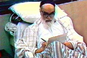 بعد ان قرر الاطباء ادخال الامام الى المستشفى..