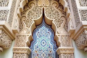 مَنْ كَشَفَ مَقالاتِ الْحُكماءِ انْتَفَعَ بِحَقائِقِها