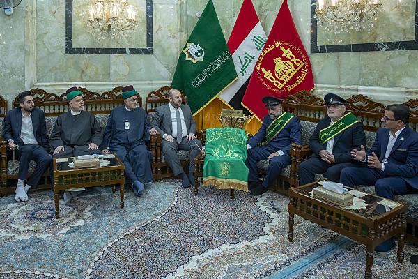 العتبة العبّاسية المقدّسة تتسلّم راية قبّة مرقد السيدة المعصومة (عليها السلام)