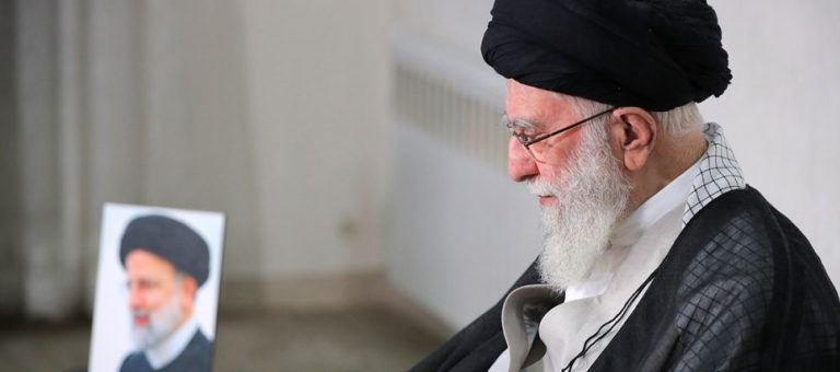 مع الخامنئي| السيّد رئيسي الخادم المخلص