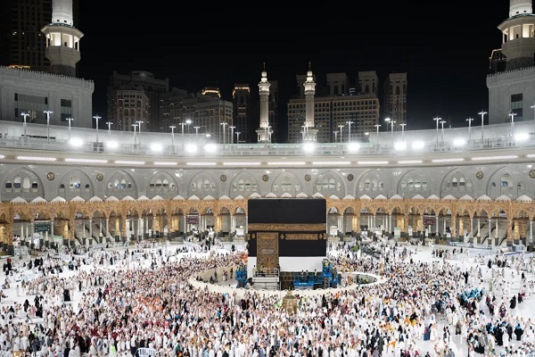 رفع كسوة الكعبة إستعداداً لموسم الحج