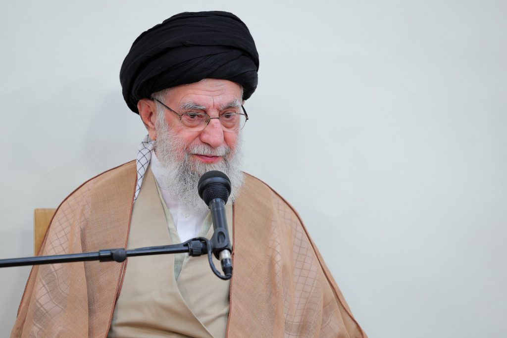 النص الكامل لكلمة الإمام الخامنئي في لقاء مع أعضاء لجنة إقامة المؤتمر الوطني لتكريم المسعفين الشهداء