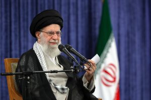 الإمام الخامنئي في مراسم إحياء ذكرى الشهيد السيّد إبراهيم رئيسي وشهداء الخدمة