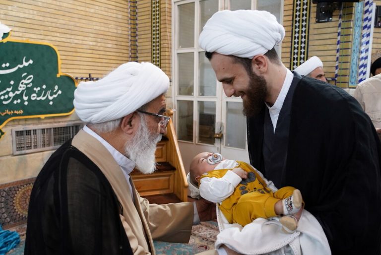 بالصور/ عدد من الطلاب يعتمرون العمائم على يدي آية الله شَب‌زِندِه‌دار