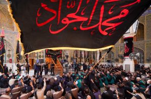 موكب العتبة العلويّة المقدّسة يُحيي ذكرى استشهاد الإمام الجواد (عليه السلام) في الصحن العلويّ المطهّر