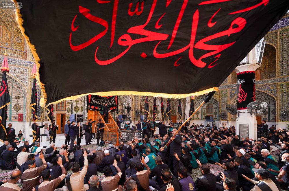 موكب العتبة العلويّة المقدّسة يُحيي ذكرى استشهاد الإمام الجواد (عليه السلام) في الصحن العلويّ المطهّر