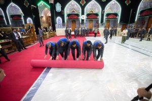 بالصور/ فرش الحرم الحسيني المطهر بالكاربت الأحمر ايذاناً بحلول شهر المحرم الحرام