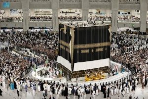 استبدال كسوة الكعبة المشرفة مع بداية العام الهجري الجديد