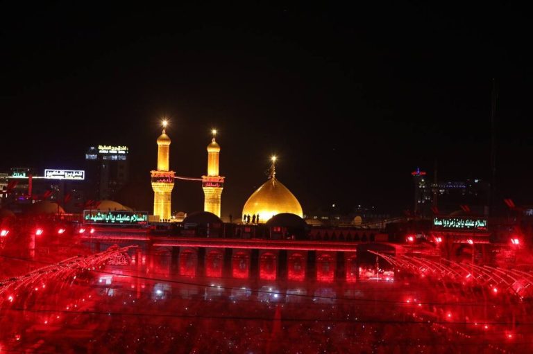 بين هتافات "لبيك يا حسين".. راية العزاء السوداء ترتفع على قبة مرقد الإمام الحسين (ع)