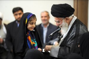 بماذا أجاب الإمام الخامنئي الطفلة التي راسلته؟