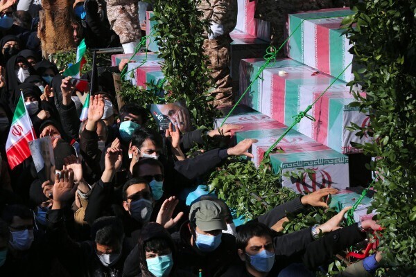 في مراسم تشييع مليونية.. الشعب الإيراني يبايع الشهداء